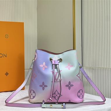 LOUIS VUITTON   2023新款女生時尚休閒包 尺寸:26*22*27CM