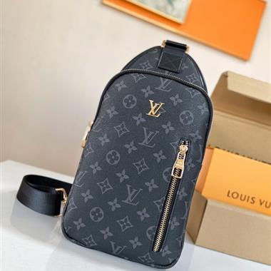 LOUIS VUITTON   2023新款男生時尚休閒包  尺寸:15*26*7CM