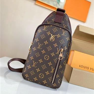 LOUIS VUITTON   2023新款男生時尚休閒包  尺寸:15*26*7CM