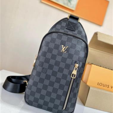 LOUIS VUITTON   2023新款男生時尚休閒包  尺寸:15*26*7CM