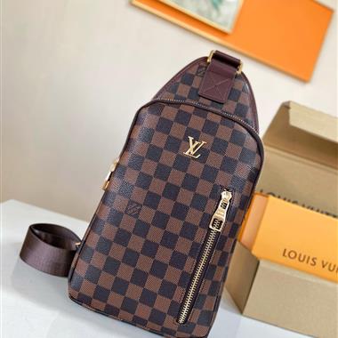 LOUIS VUITTON   2023新款男生時尚休閒包  尺寸:15*26*7CM