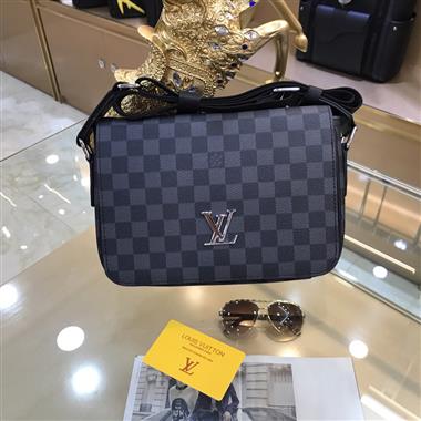 LOUIS VUITTON   2023新款男生時尚休閒包  尺寸:25-6.5-18CM