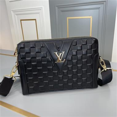 LOUIS VUITTON    2023新款男生時尚休閒包 尺寸：26*18*6CM