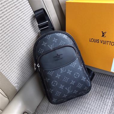 LOUIS VUITTON    2023新款男生時尚休閒包 尺寸:15*26*7CM