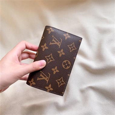 LOUIS VUITTON   2023新款男生時尚休閒包  尺寸:13.5*9.5*3.5CM