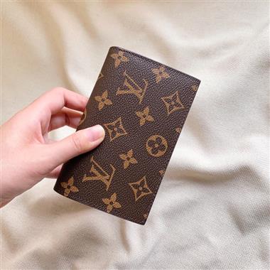 LOUIS VUITTON   2023新款男生時尚休閒包  尺寸:13.5*9.5*3.5CM