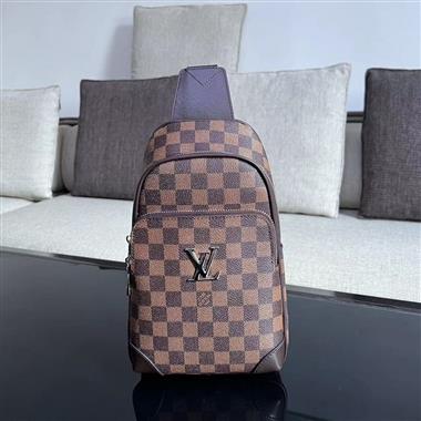 LOUIS VUITTON    2023新款男生時尚休閒包  尺寸：18-31-5CM