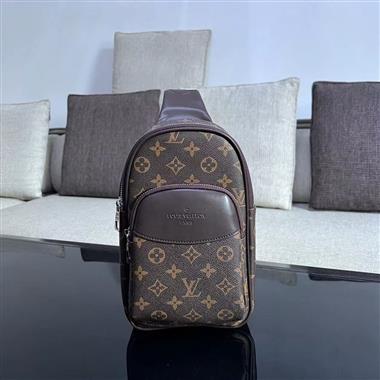 LOUIS VUITTON    2023新款男生時尚休閒包  尺寸：18-29-6CM