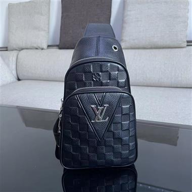 LOUIS VUITTON    2023新款男生時尚休閒包  尺寸：18-31-5CM