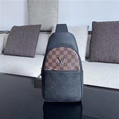 LOUIS VUITTON    2023新款男生時尚休閒包  尺寸：18-31-5CM