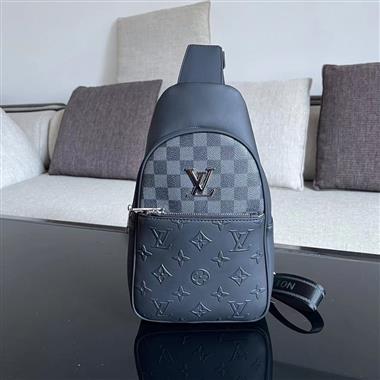 LOUIS VUITTON    2023新款男生時尚休閒包  尺寸：18-31-5CM