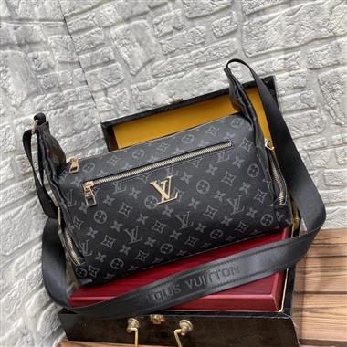 LOUIS VUITTON    2023新款男生時尚休閒包  尺寸：33-18-12CM