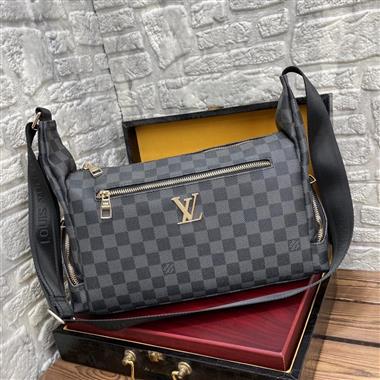 LOUIS VUITTON    2023新款男生時尚休閒包  尺寸：33-18-12CM