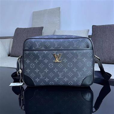 LOUIS VUITTON    2023新款男生時尚休閒包  尺寸：31-21-7CM