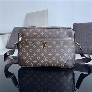 LOUIS VUITTON    2023新款男生時尚休閒包  尺寸：31-21-7CM