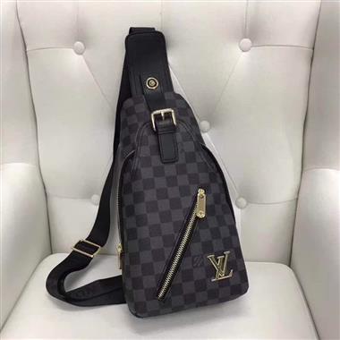 LOUIS VUITTON   2023新款男生時尚休閒包 尺寸：33*18*8CM