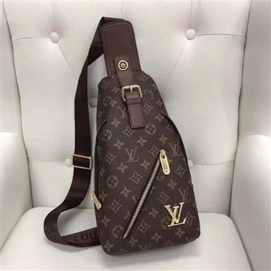 LOUIS VUITTON   2023新款男生時尚休閒包 尺寸：33*18*8CM