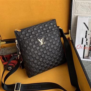 LOUIS VUITTON   2023新款男生時尚休閒包 尺寸：25*28*5CM