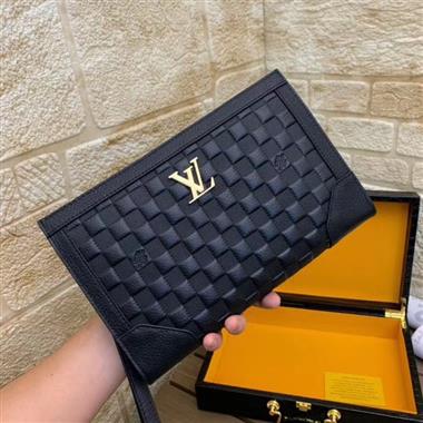 LOUIS VUITTON   2023新款男生時尚休閒包 尺寸：28-18-5.5CM