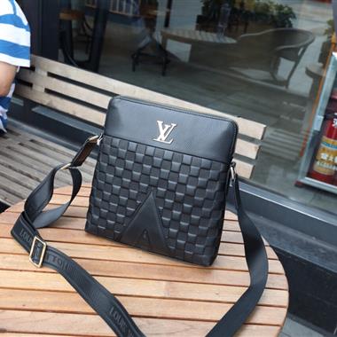 LOUIS VUITTON    2023新款男生時尚休閒包 尺寸：26-28-6CM