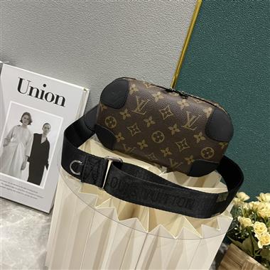 LOUIS VUITTON  2023新款男生時尚休閒包  尺寸：21*12*6.5CM