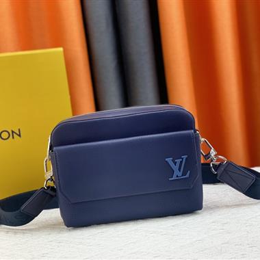 LOUIS VUITTON  2023新款男生時尚休閒包  尺寸：23.5*18*7CM