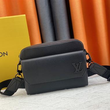 LOUIS VUITTON  2023新款男生時尚休閒包  尺寸：23.5*18*7CM