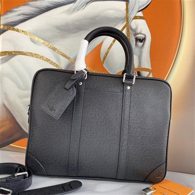 LOUIS VUITTON  2023新款男生時尚休閒包  尺寸：36.5*27.5*6CM