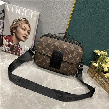 LOUIS VUITTON  2023新款男生時尚休閒包  尺寸：22*18*8CM