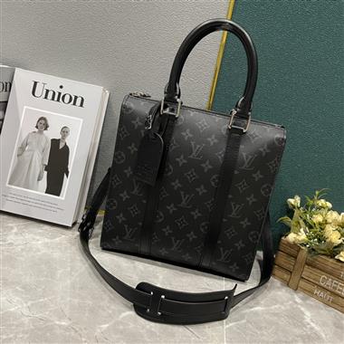 LOUIS VUITTON  2023新款男生時尚休閒包  尺寸：26*28.5*6CM