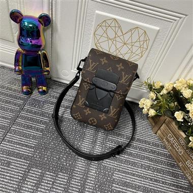 LOUIS VUITTON  2023新款男生時尚休閒包  尺寸：12*19*7CM