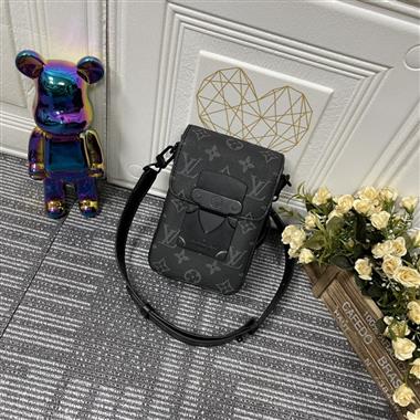 LOUIS VUITTON  2023新款男生時尚休閒包  尺寸：12*19*7CM