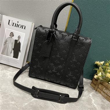 LOUIS VUITTON  2023新款男生時尚休閒包  尺寸：26*28.5*6CM