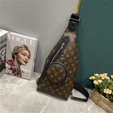 LOUIS VUITTON  2023新款男生時尚休閒包  尺寸：20*42*6CM