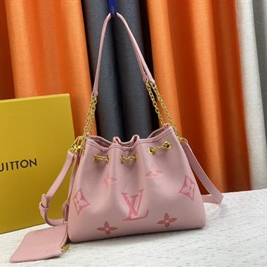 LOUIS VUITTON    2023新款女生時尚休閒包  尺寸：28*20*11.5CM