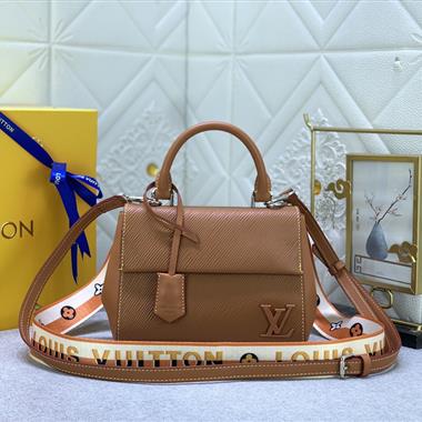 LOUIS VUITTON    2023新款女生時尚休閒包  尺寸：20*16*7.5CM