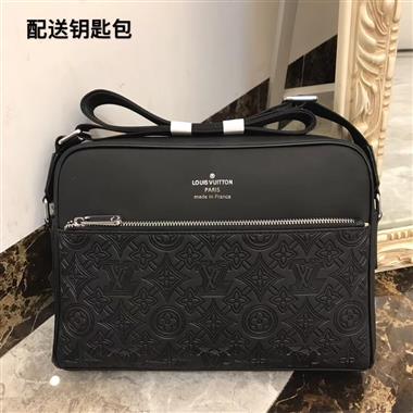 LOUIS VUITTON  2023新款男生時尚休閒包 尺寸：25-28-5CM