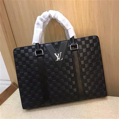 LOUIS VUITTON  2023新款男生時尚休閒包 尺寸：39-39-7CM