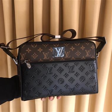 LOUIS VUITTON    2023新款男生時尚休閒包 尺寸：25*28*5CM