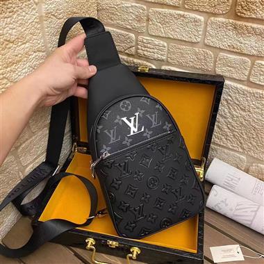 LOUIS VUITTON    2023新款男生時尚休閒包 尺寸：32*18*8CM