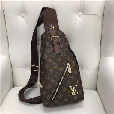 LOUIS VUITTON   2023新款男生時尚休閒包 尺寸：28*20*6CM