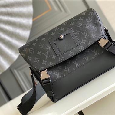 LOUIS VUITTON    2023新款男生時尚休閒包  尺寸：33*22.5*11CM