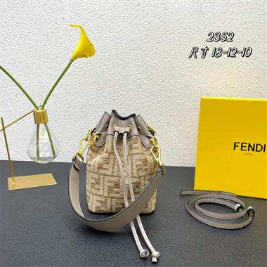 FENDI   2023新款女生時尚休閒包  尺寸：18-12-10CM