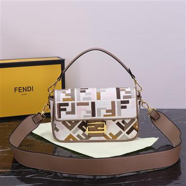 FENDI   2023新款女生時尚休閒包  尺寸：25*13CM