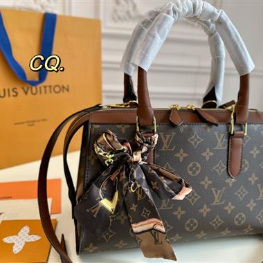 LOUIS VUITTON  2023新款女生時尚休閒包 尺寸：32*19CM