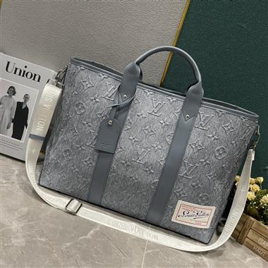 LOUIS VUITTON   2023新款男生時尚休閒包 尺寸：43 *34 *17.5CM