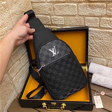 LOUIS VUITTON   2023新款男生時尚休閒包  尺寸：32*18*8CM