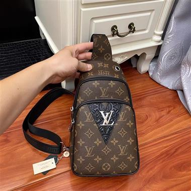 LOUIS VUITTON   2023新款男生時尚休閒包  尺寸：29-16-6CM