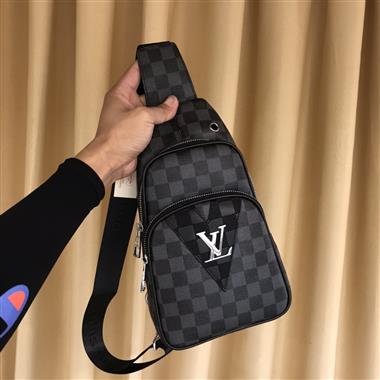 LOUIS VUITTON    2023新款男生時尚休閒包 尺寸：29-16-6CM