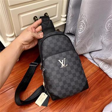 LOUIS VUITTON    2023新款男生時尚休閒包 尺寸：28-18-11CM